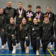 Team KARATE VORARLBERG mit 6 Gold-, 1 Silber- und 1 Bronzemedaille beim Euro Cup Pilsen 2025, Mannschaftsfoto nach Siegerehrung