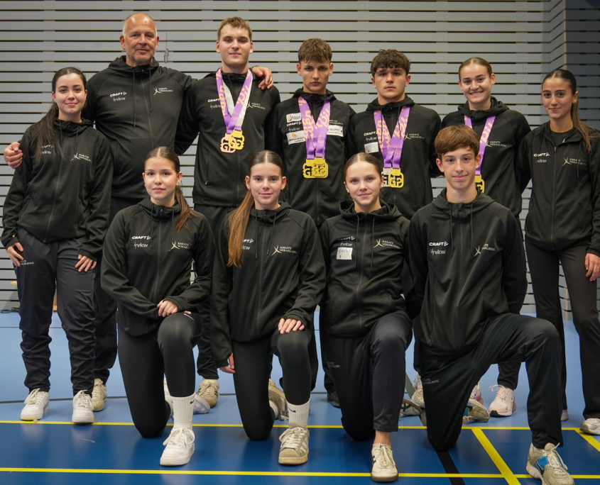 Team KARATE VORARLBERG mit 6 Gold-, 1 Silber- und 1 Bronzemedaille beim Euro Cup Pilsen 2025, Mannschaftsfoto nach Siegerehrung