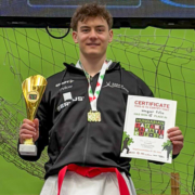 Felix Wagner gewinnt den Tatami Cup in Budapest und stärkt seine Position in der Qualifikation zur Karate Europameisterschaft 2026 in Frankfurt.