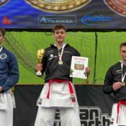 Felix Wagner gewinnt den Tatami Cup in Budapest und stärkt seine Position in der Qualifikation zur Karate Europameisterschaft 2026 in Frankfurt.
