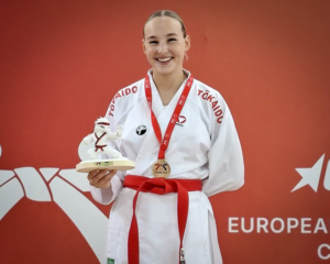 Hanna Devigili gewinnt Studenten EM Gold im Karate