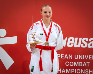 Hanna Devigili gewinnt Studenten EM Gold im Karate