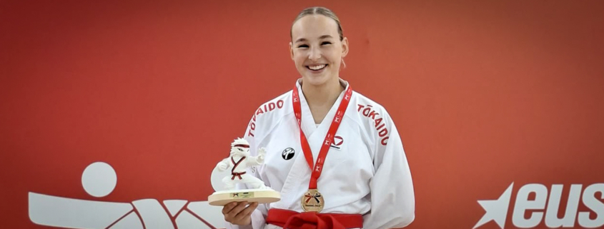 Hanna Devigili gewinnt Studenten EM Gold im Karate